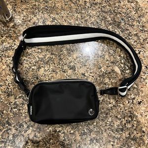 Lululemon cross body bag black